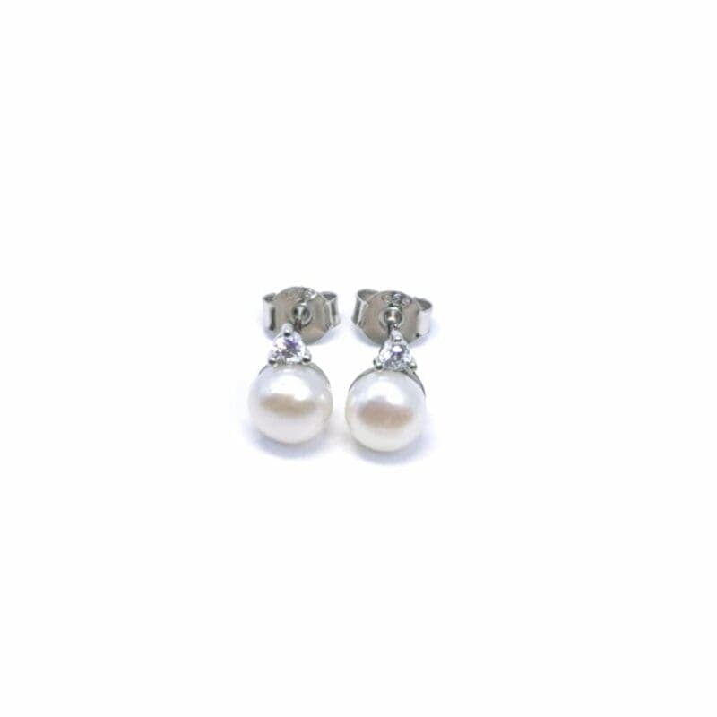 Piedra blanca con cuentas pendientes de plata de botón 1
